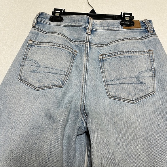 American Eagle Women's Jeans Distressed Relaxed Mom Light Wash Size 2 - Picture 5 of 16